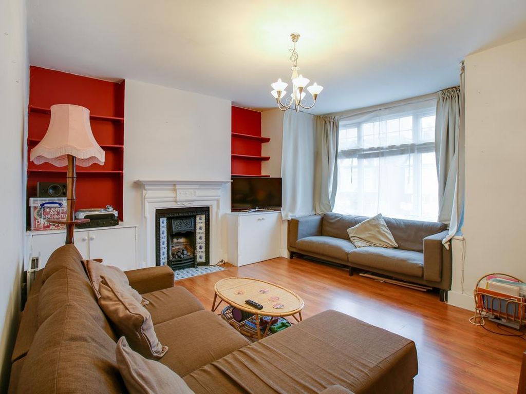 3 bed flat for sale in Whitehall Gardens, Acton W3, £625,000