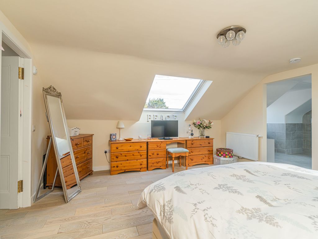 4 bed cottage for sale in 28 Bridge Street, Newbridge EH28, £425,000