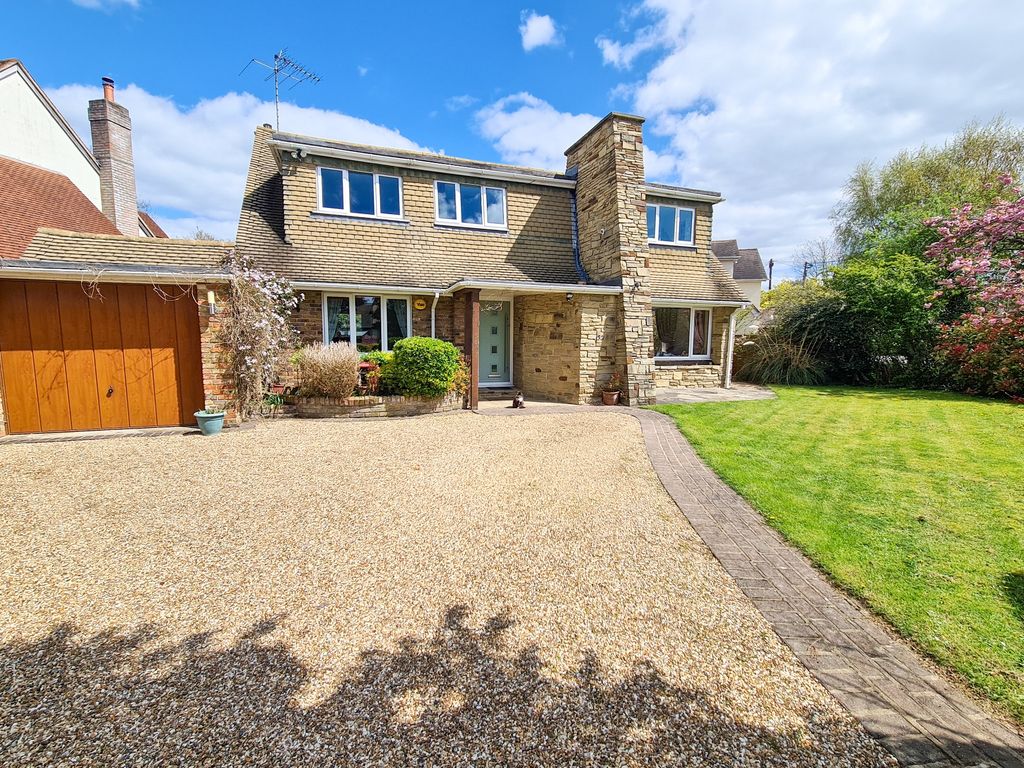 4 bed detached house for sale in The Avenue, Wraysbury, Staines TW19, £950,000