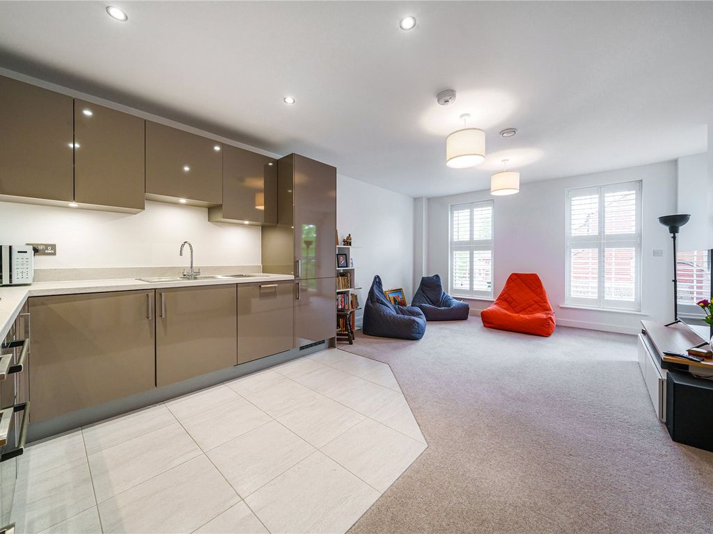 2 bed flat for sale in Peach Street, Wokingham, Berkshire RG40, £365,000