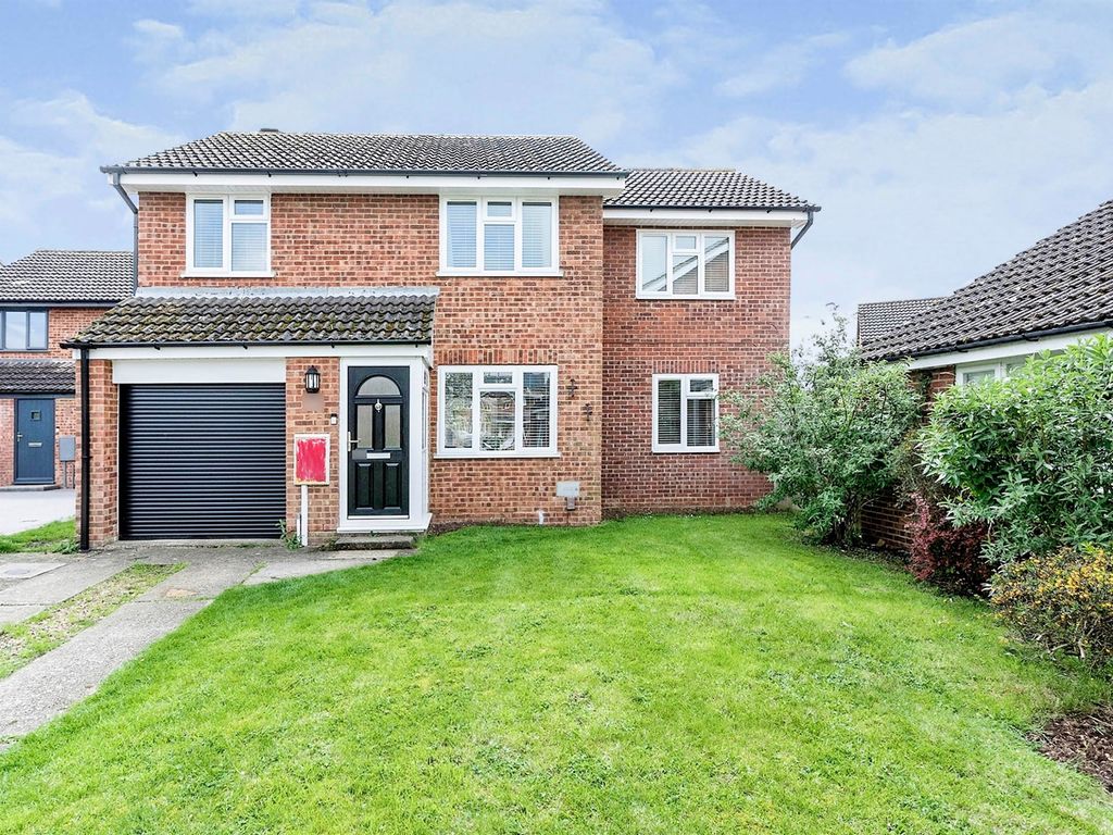 4 bed detached house for sale in Gladstone Close, Newport Pagnell MK16, £500,000