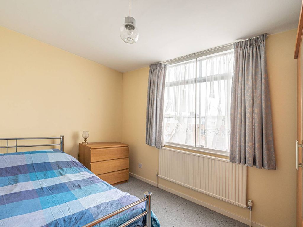 2 bed flat for sale in Golders Green Road, Golders Green, London NW11, £380,000