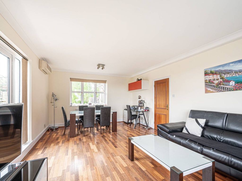 3 bed flat for sale in West Heath Road, Hampstead, London NW3, £840,000