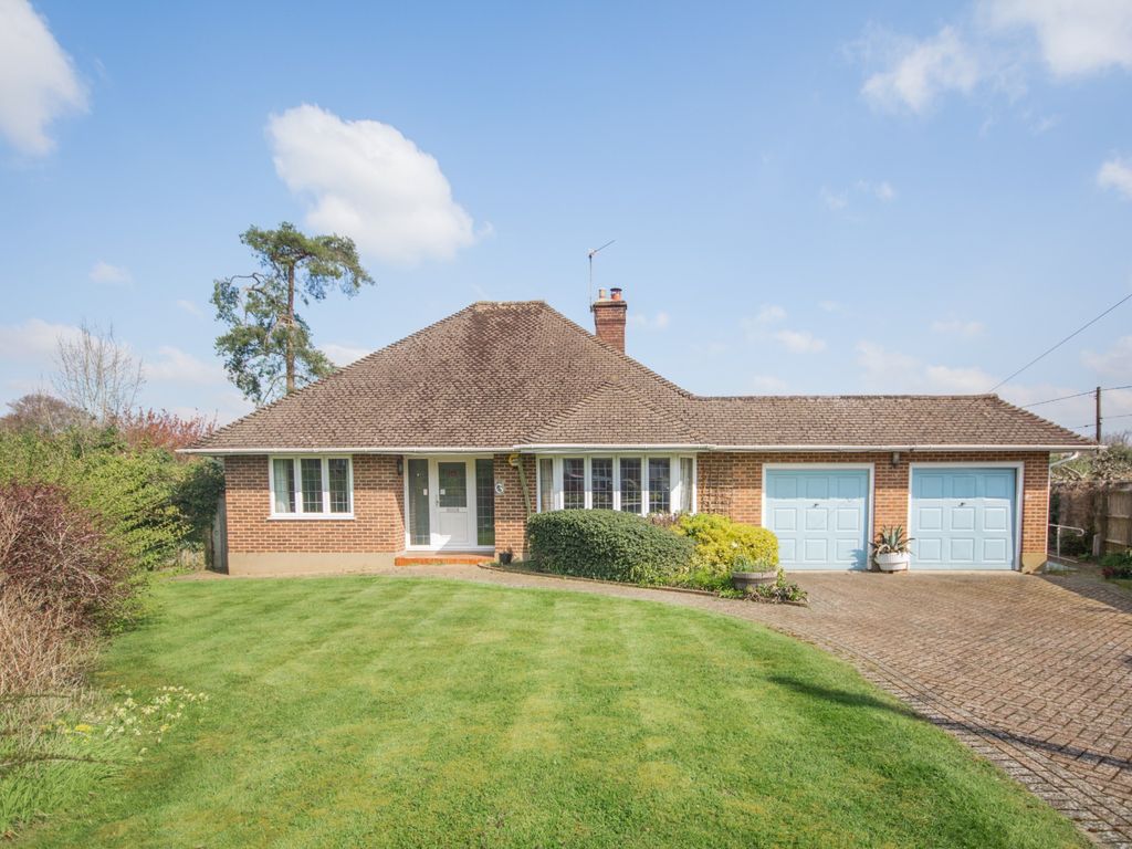 3 bed bungalow for sale in Long Park Close, Chesham Bois, Amersham HP6, £850,000