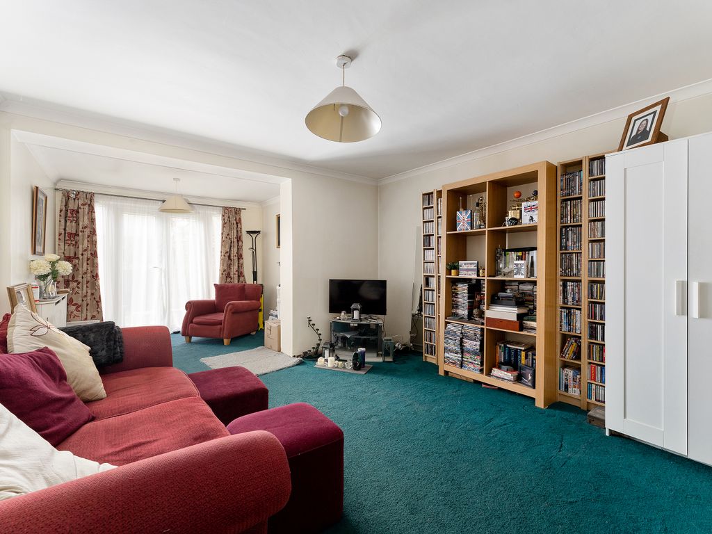 3 bed end terrace house for sale in Highwood Lane, Loughton IG10, £390,000