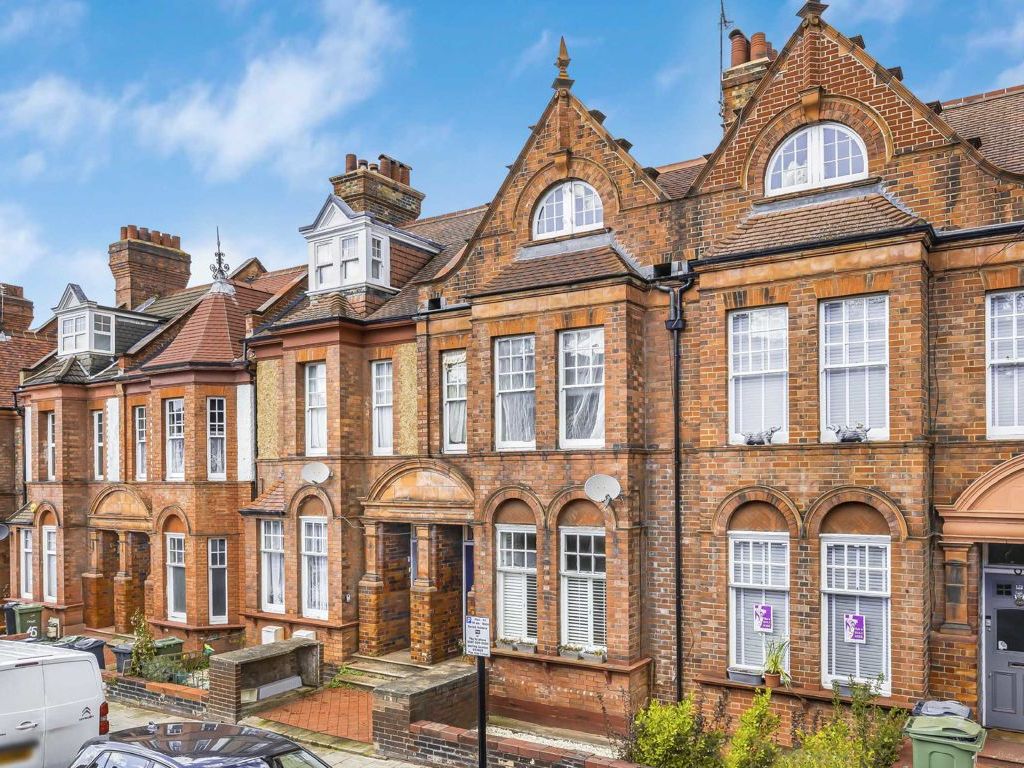 2 bed flat for sale in Amesbury Avenue, London SW2, £400,000