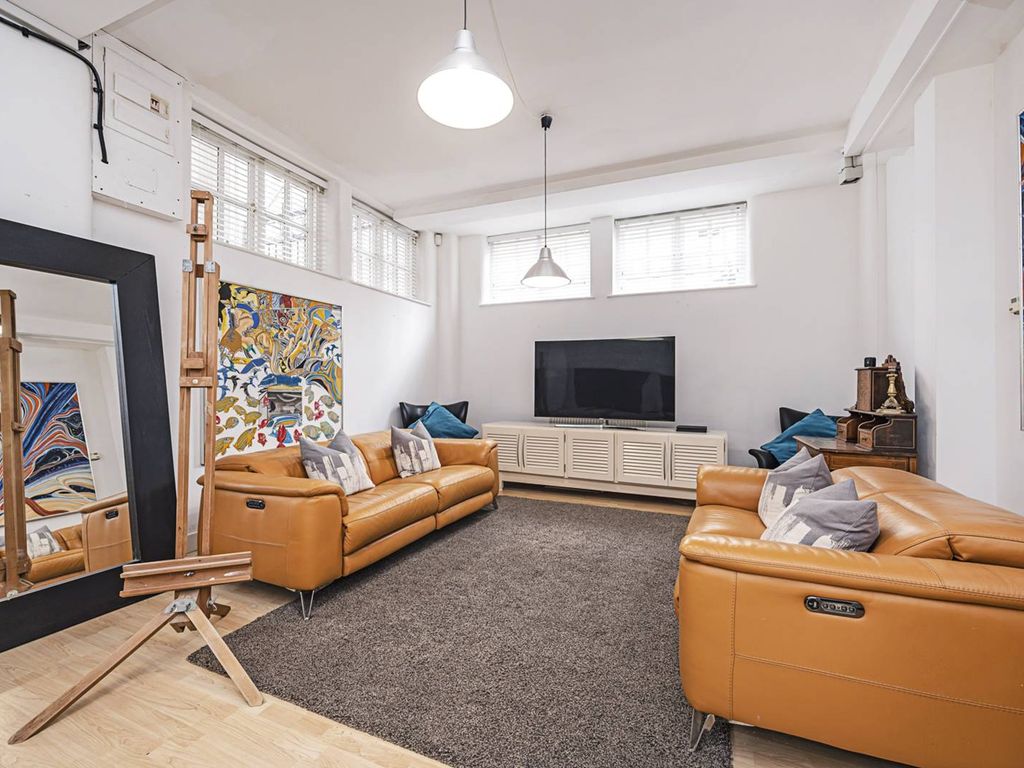 Studio to rent in Fairclough Street, Aldgate, London E1, £3,375 pcm