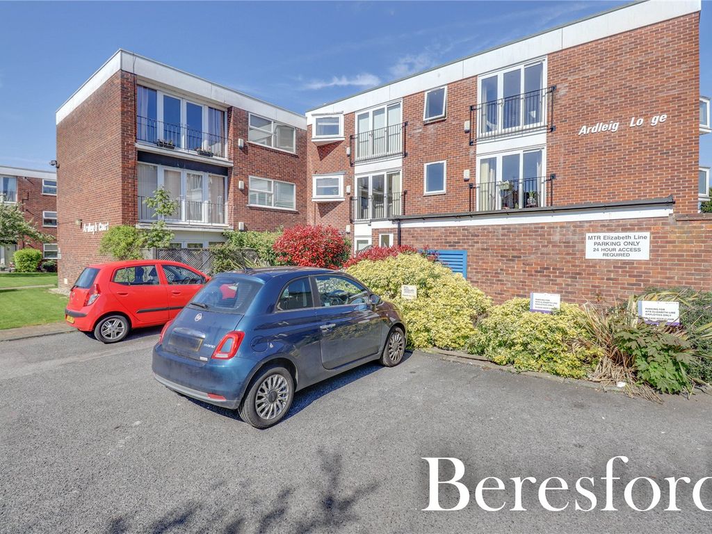 2 bed flat for sale in Hutton Road, Shenfield CM15, £365,000