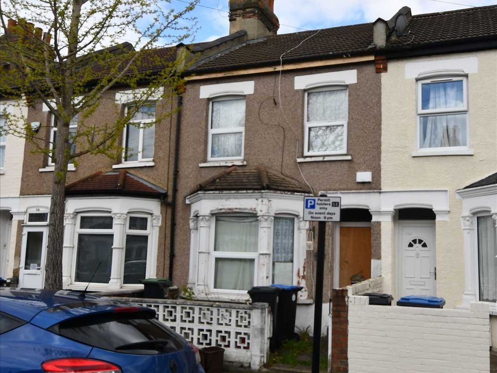 2 bed property for sale in Warwick Road, London N18, £409,995