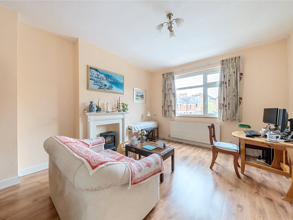 2 bed flat for sale in Stapleton Hall Road, London N4, £575,000