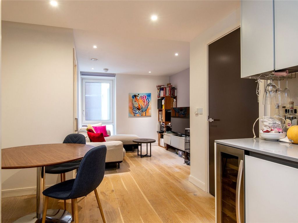 2 bed flat for sale in Wharf Road, London N1, £665,000