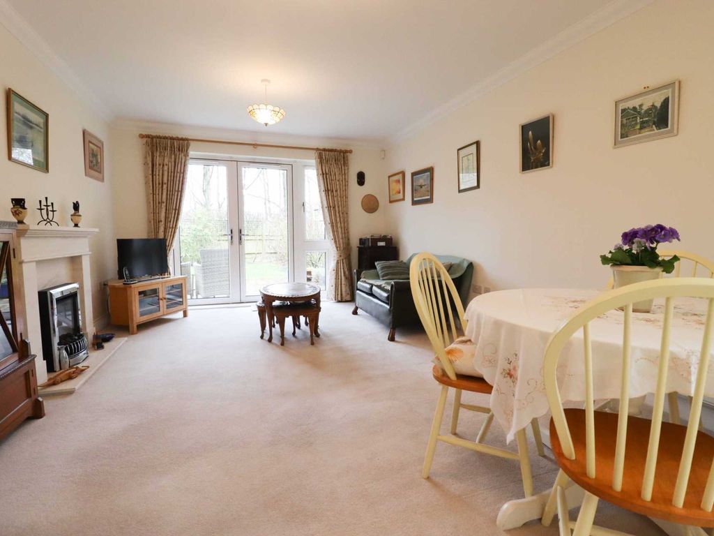 2 bed flat for sale in Priory Court, Marlborough SN8, £395,000