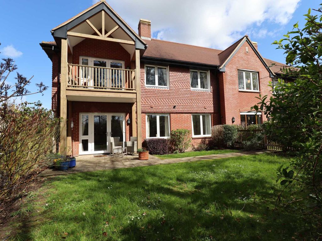 2 bed flat for sale in Priory Court, Marlborough SN8, £395,000