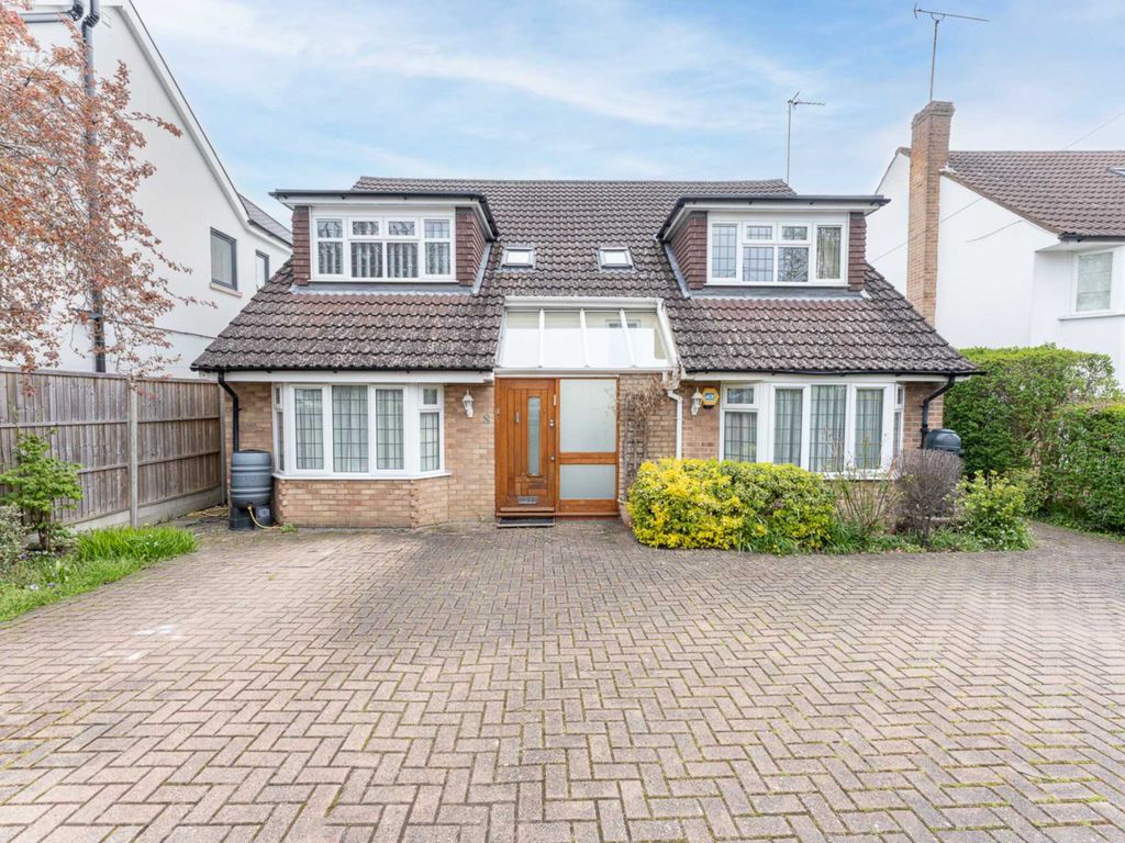 4 bed detached house for sale in Bishops Avenue, Elstree WD6, £1,325,000