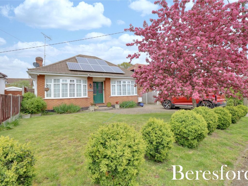 3 bed bungalow for sale in Peartree Lane, Doddinghurst CM15, £625,000
