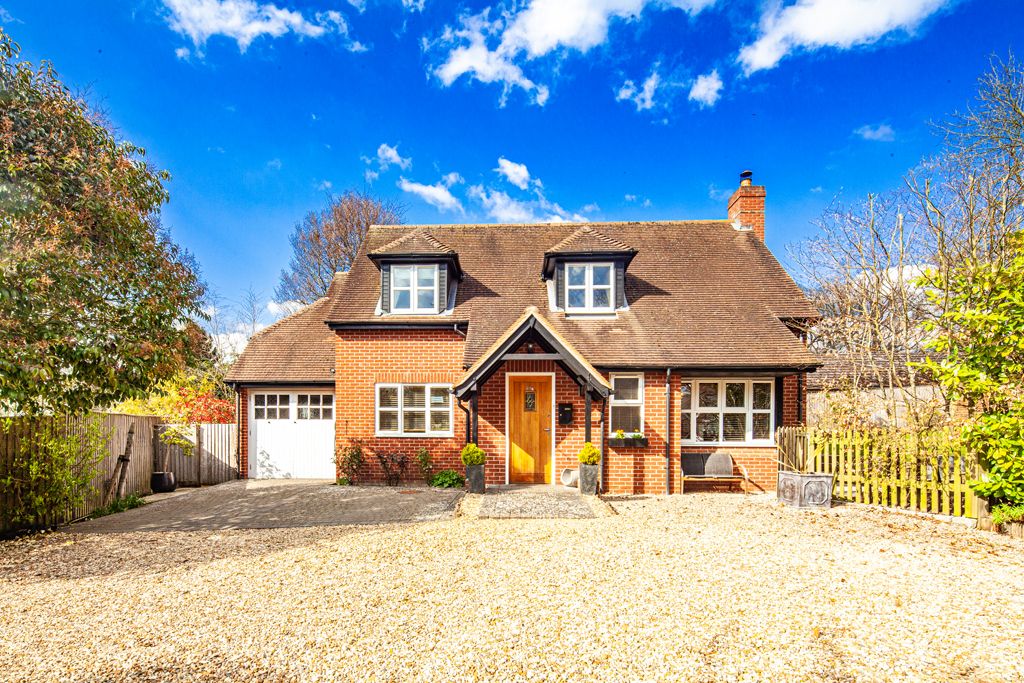 3 bed detached house for sale in 89A Whitehouse Road, Woodcote RG8, £715,000