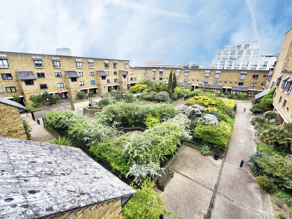 2 bed flat for sale in Chesterton Square, Kensington, London W8, £650,000