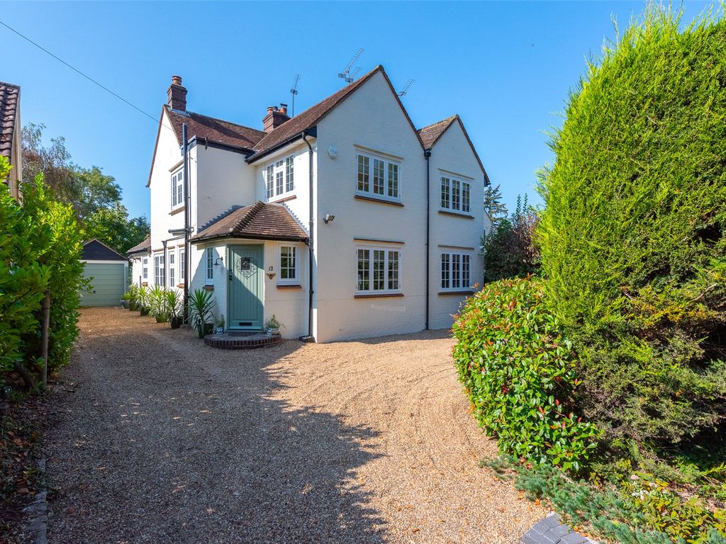 4 bed detached house for sale in Crooksbury Road, Farnham, Surrey GU10, £935,000