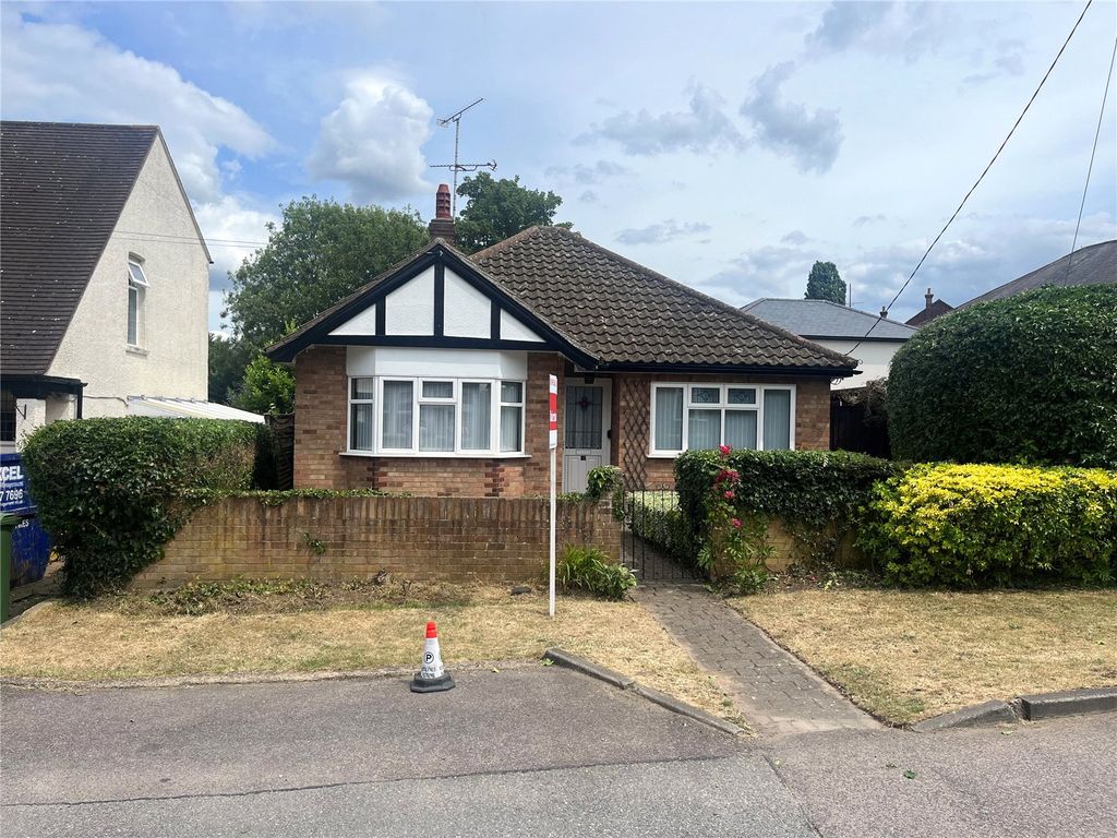 2 bed bungalow for sale in Tanfield Drive, Billericay CM12, £575,000
