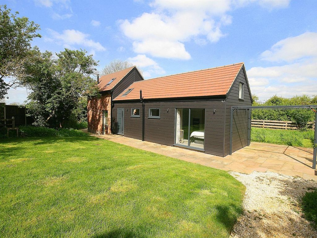2 bed barn conversion for sale in The Old Stables, Totternhoe, Bedfordshire LU6, £475,000