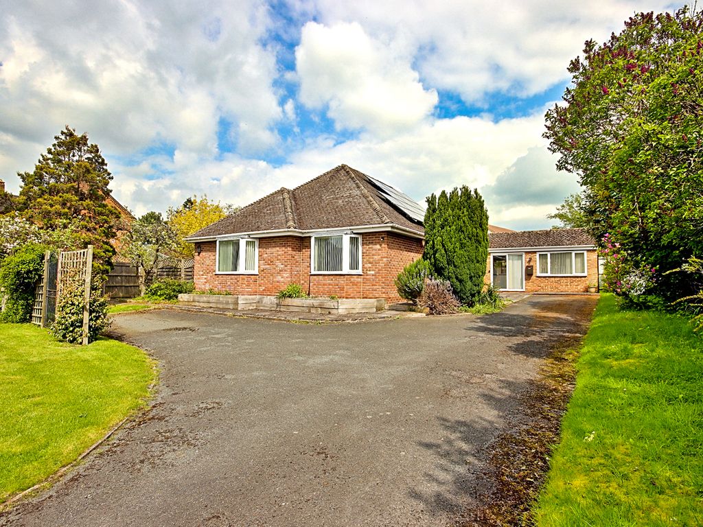 4 bed detached bungalow for sale in Church Street, Eckington, Worcestershire WR10, £525,000
