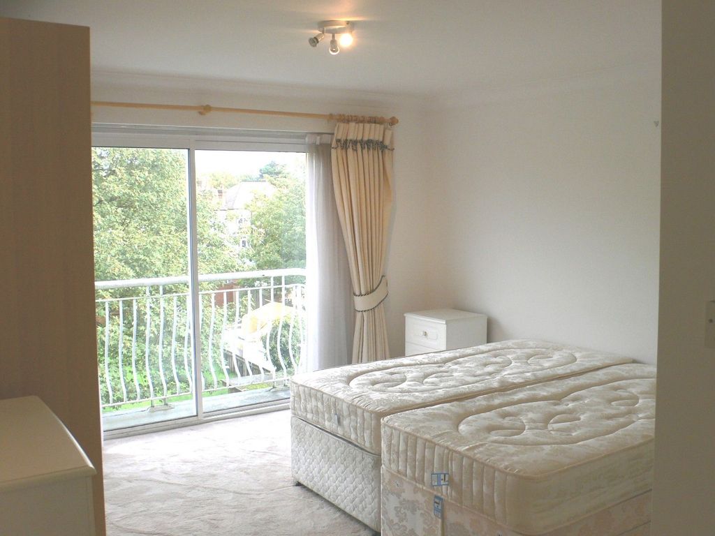 3 bed flat for sale in Flat, Highview House, Queens Road, London NW4, £725,000