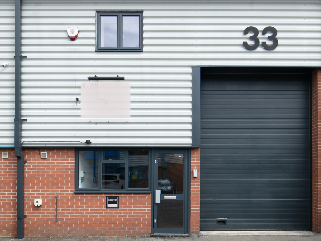 Warehouse to let in Moor Park Industrial Centre, Watford WD18, £35,000 pa