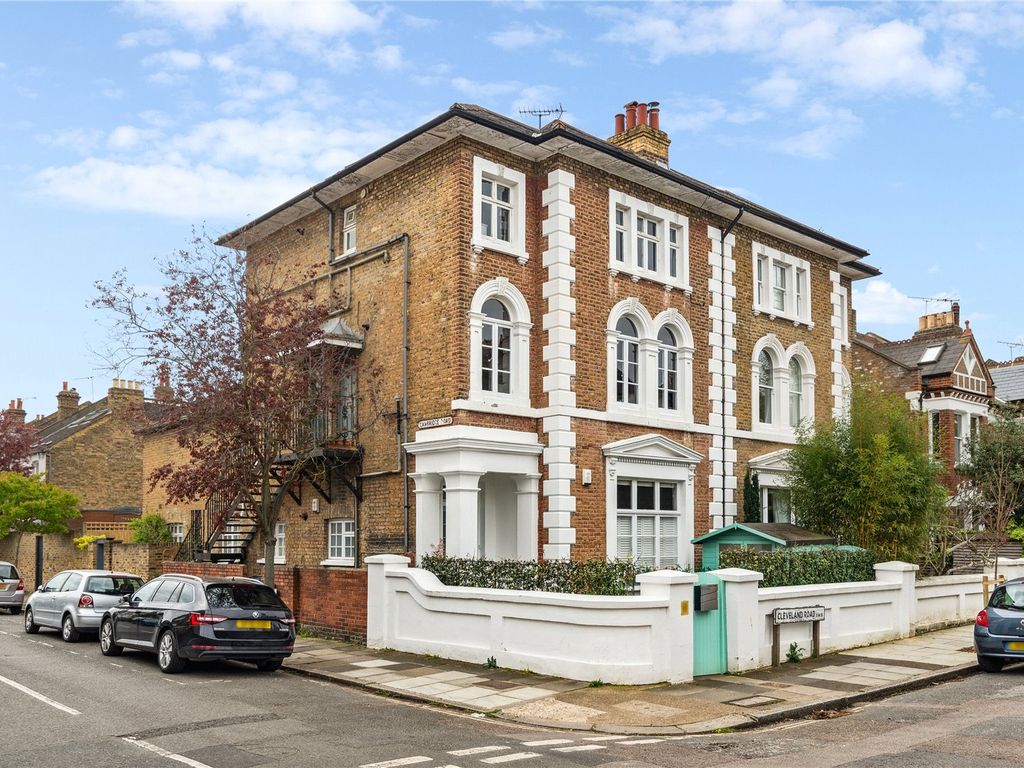 1 bed flat for sale in Cleveland Road, Barnes, London SW13, £525,000
