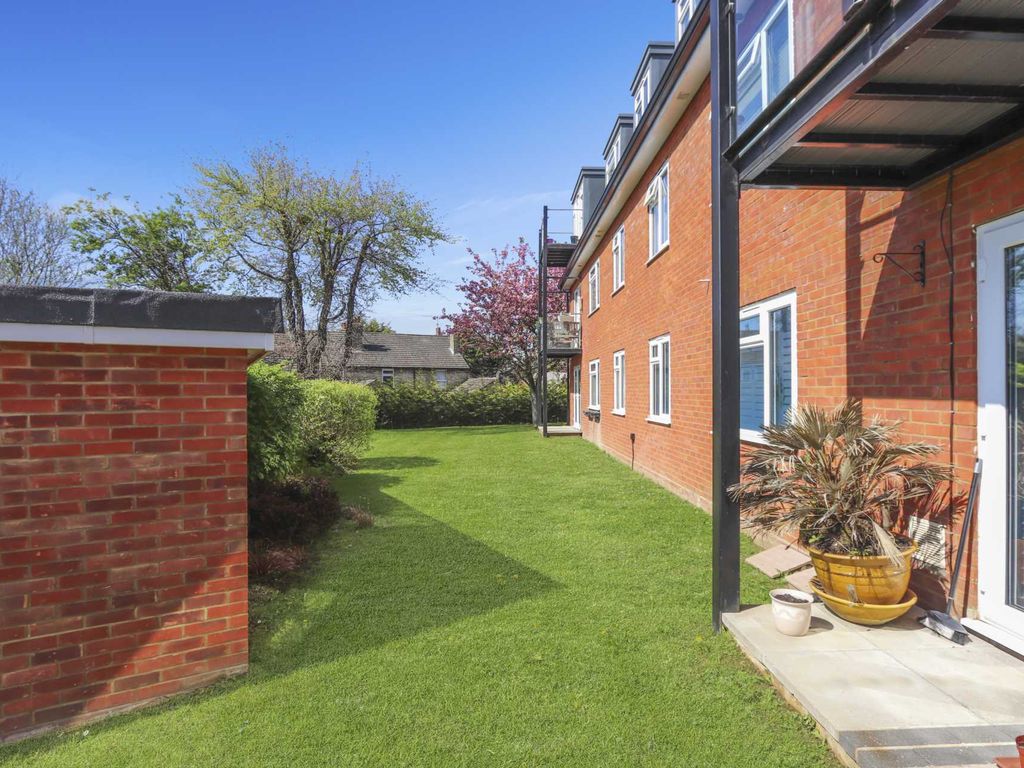 2 bed flat for sale in West End Lane, Barnet EN5, £350,000