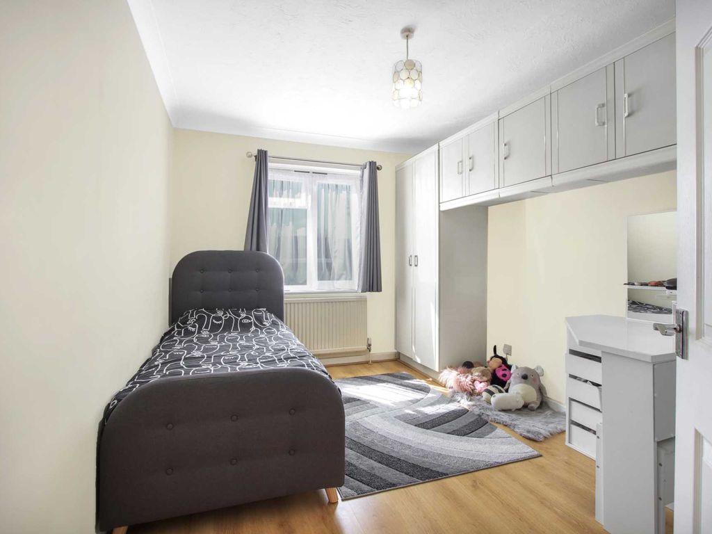 2 bed flat for sale in West End Lane, Barnet EN5, £350,000