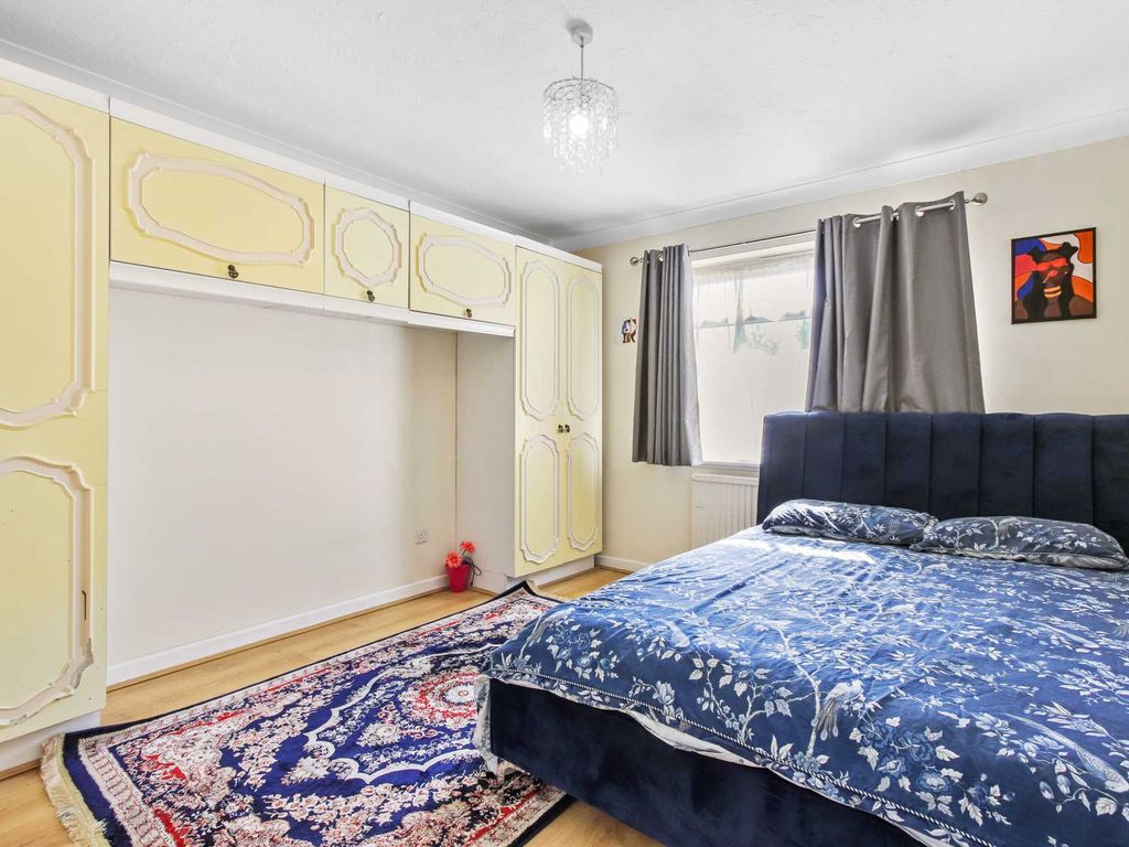 2 bed flat for sale in West End Lane, Barnet EN5, £350,000