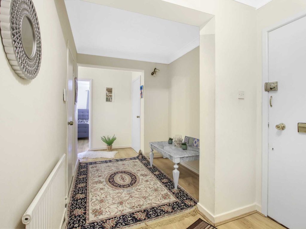 2 bed flat for sale in West End Lane, Barnet EN5, £350,000