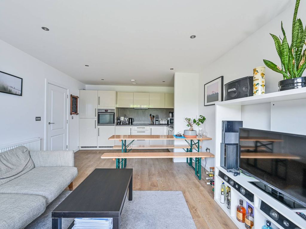 2 bed flat for sale in Bedford Road, Clapham North, London SW4, £500,000
