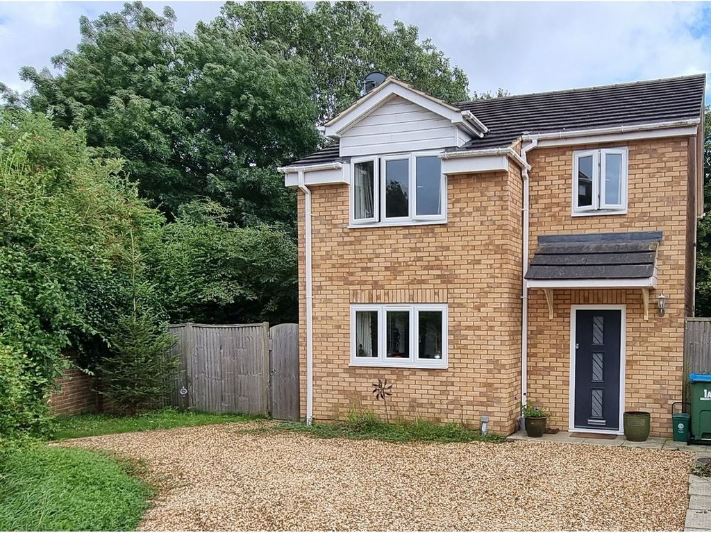 4 bed detached house for sale in Burleigh Piece, Buckingham MK18, £475,000
