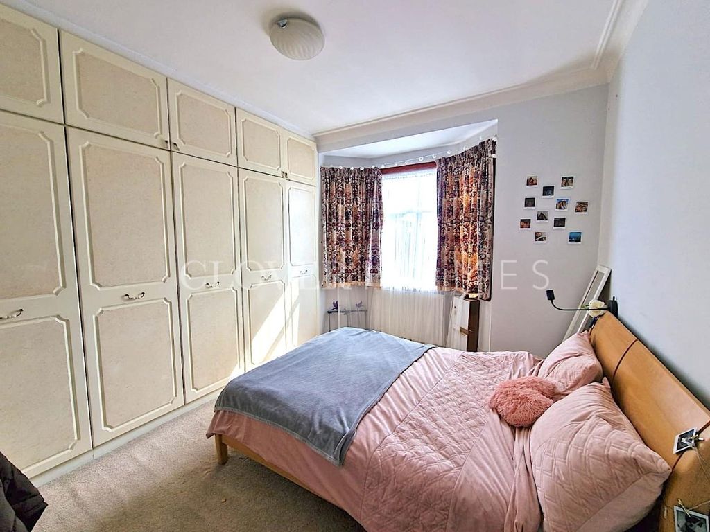 3 bed property for sale in Aberdeen Road, London N18, £400,000