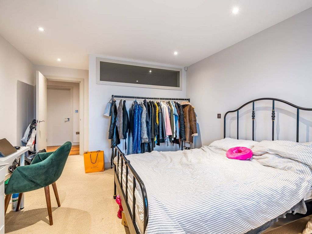 1 bed flat for sale in Balham Hill, Clapham South, London SW12, £550,000