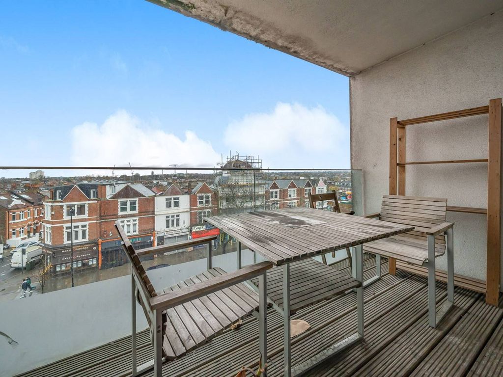 1 bed flat for sale in Balham Hill, Clapham South, London SW12, £550,000