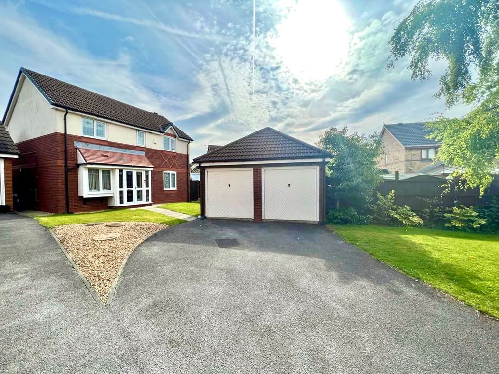 4 bed detached house for sale in Lynton Road, Swinton M27, £350,000