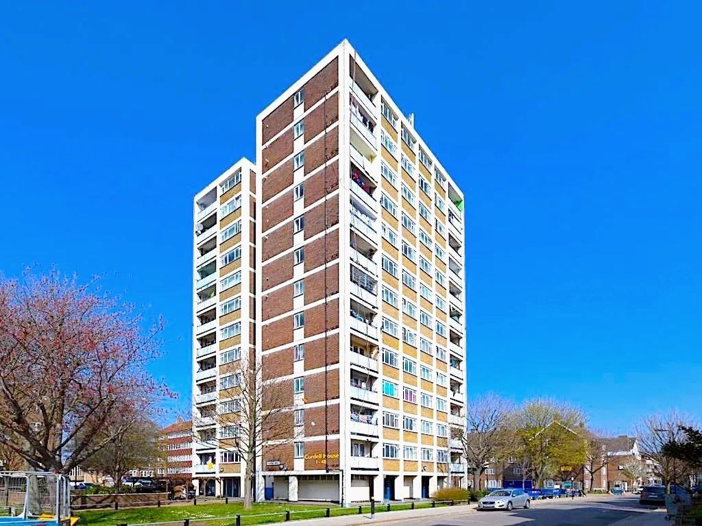 2 bed flat for sale in Newton Road, London N15, £389,999