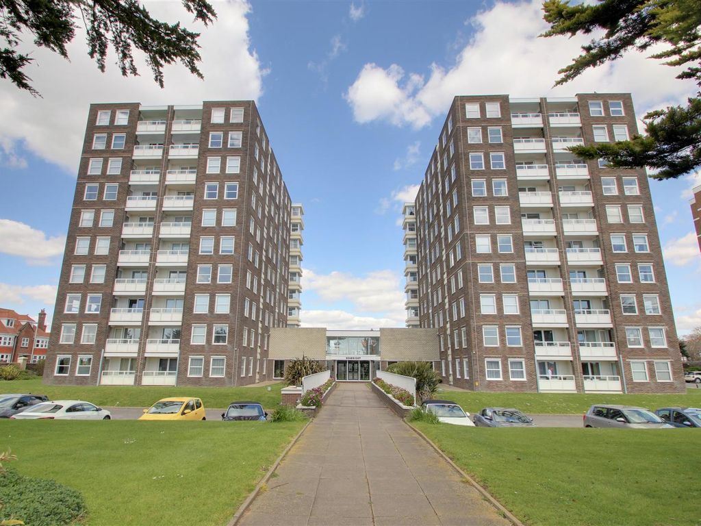 3 bed flat for sale in West Parade, Worthing BN11, £390,000