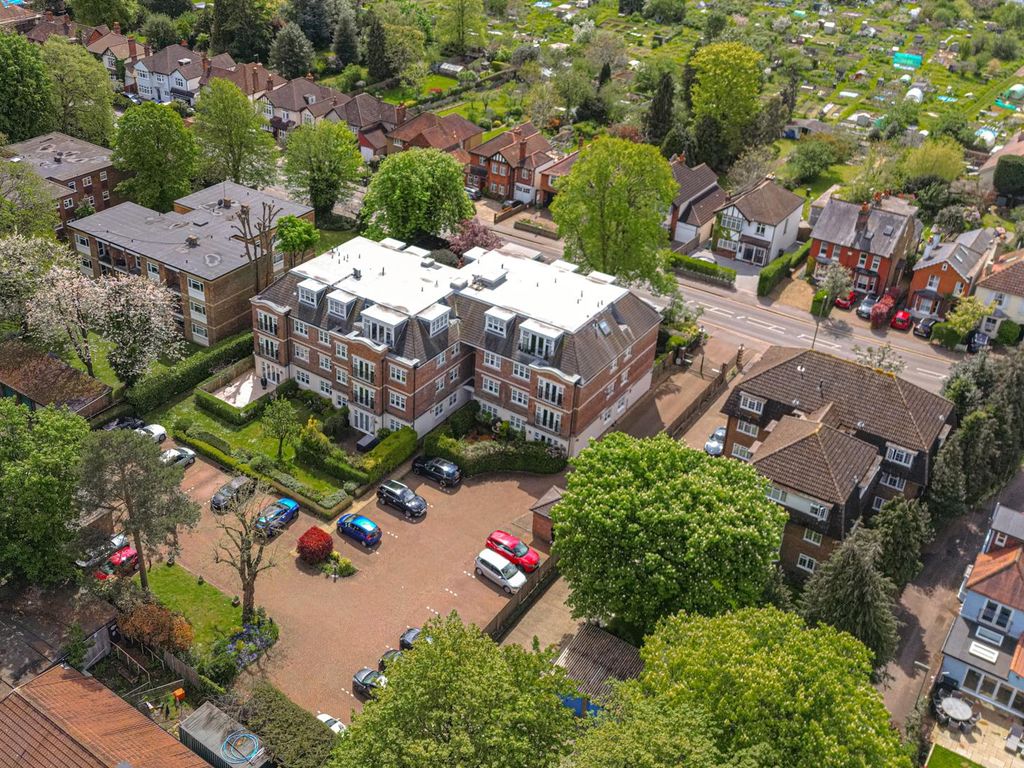 2 bed flat for sale in Alexandra Mansions, Alexandra Road, Epsom KT17, £475,000