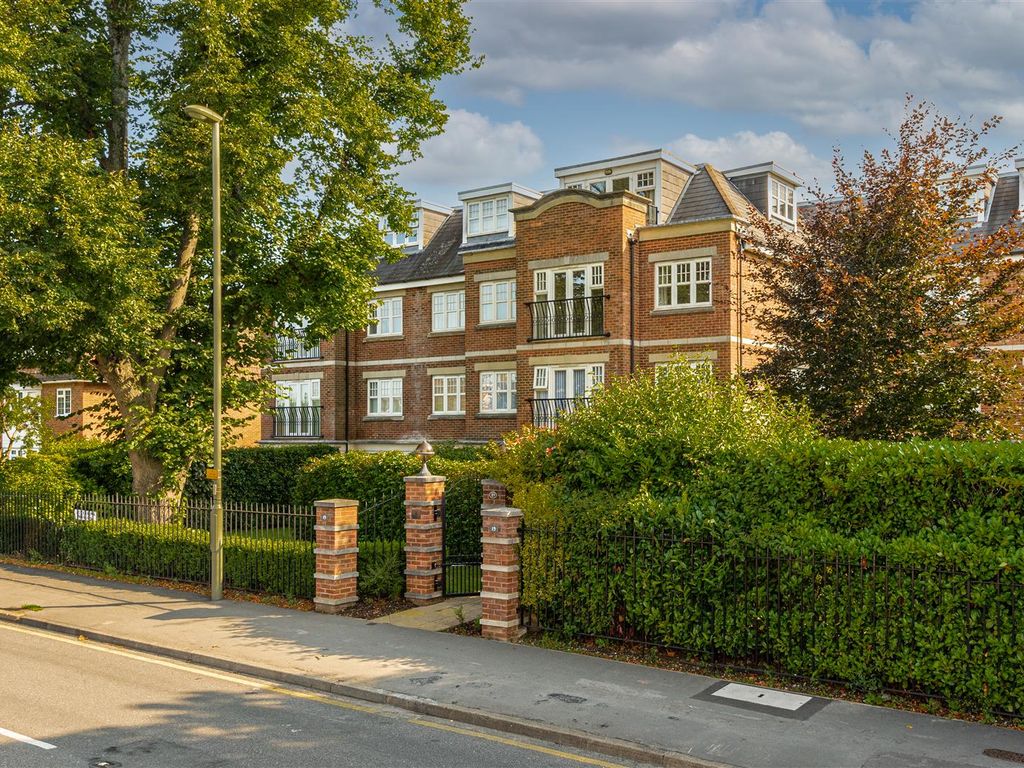 2 bed flat for sale in Alexandra Mansions, Alexandra Road, Epsom KT17, £475,000
