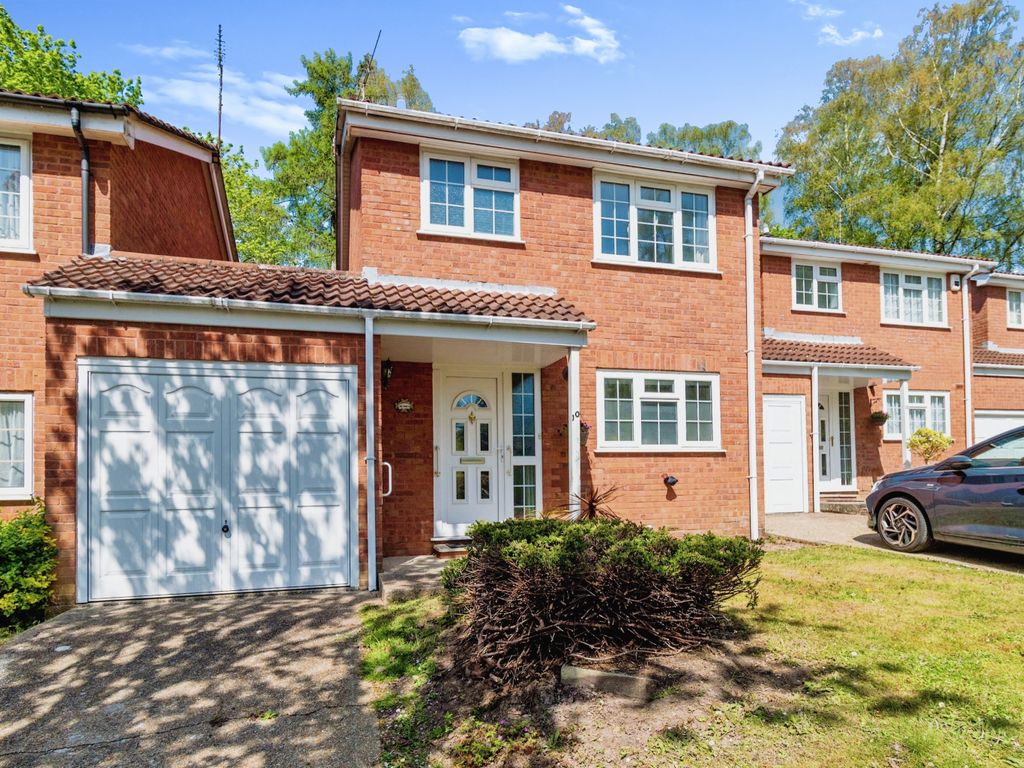 3 bed link-detached house for sale in Balmoral Close, Southampton, Hampshire SO16, £340,000