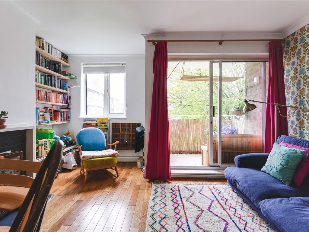 2 bed flat for sale in Ashenden Road, London E5, £425,000