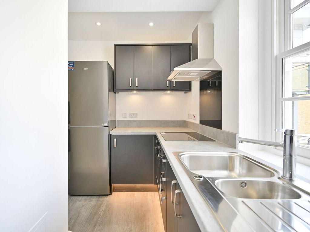 2 bed maisonette for sale in Upper Tooting Road, Tooting Bec SW17, £450,000