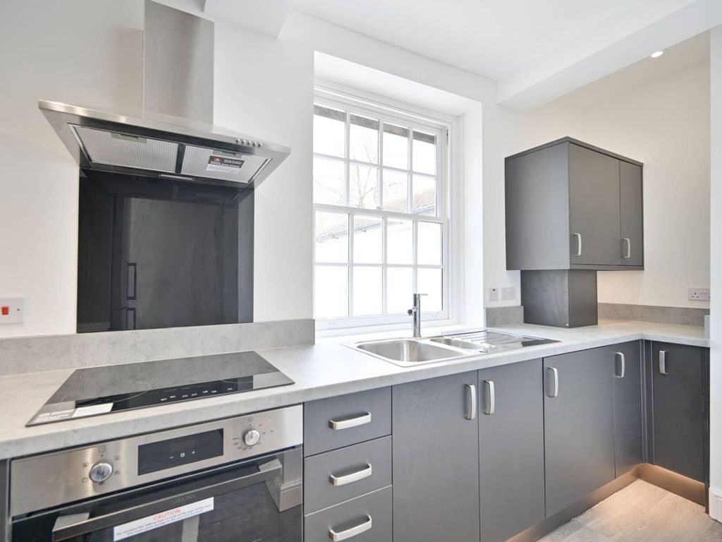 2 bed maisonette for sale in Upper Tooting Road, Tooting Bec SW17, £450,000