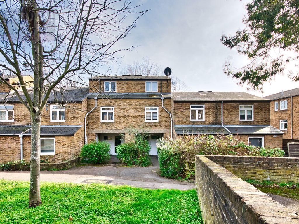 4 bed town house to rent in Cardinals Way, Islington, Crouchill, Archway, Highgate, London N19, £3,600 pcm