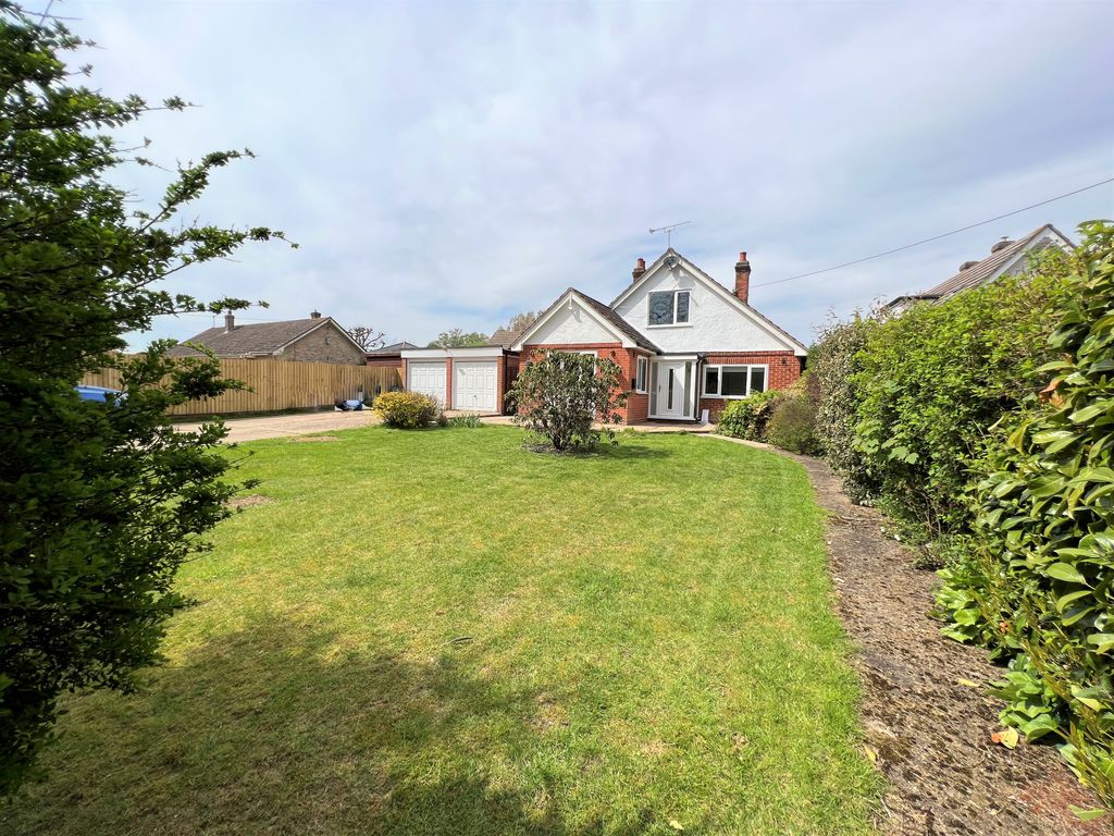 3 bed detached house for sale in The Chase, Braintree CM7, £550,000