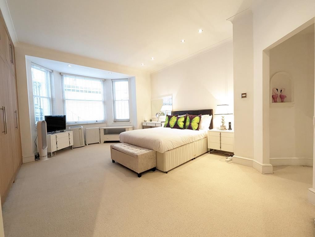 3 bed flat to rent in Queen's Gate Place, London SW7, £5,900 pcm