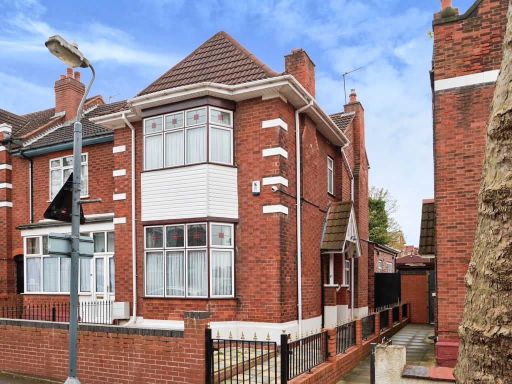 4 bed end terrace house for sale in Earlsbury Gardens, Birmingham B20, £375,000